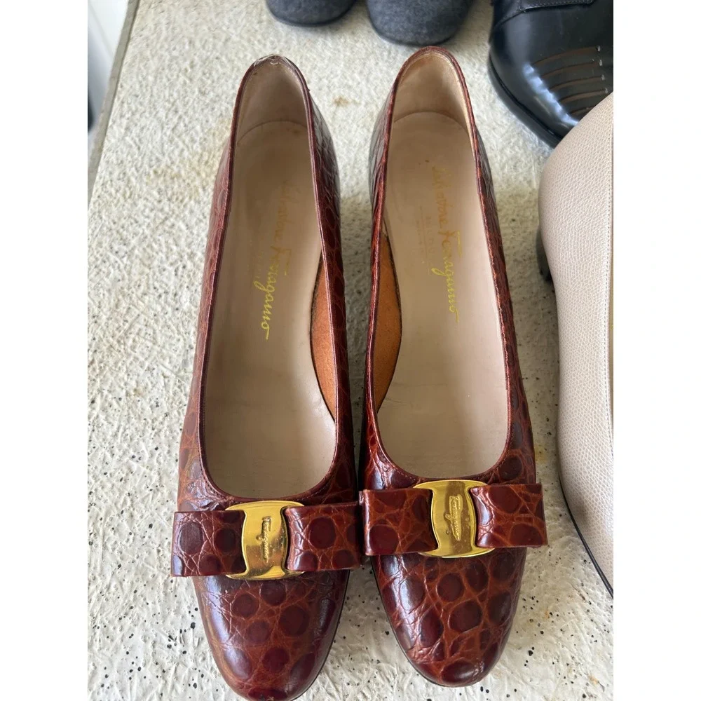 Salvatore Ferragamo Vara Pumps Women 9 AA Brown Croc Embossed Leather‎ Italy